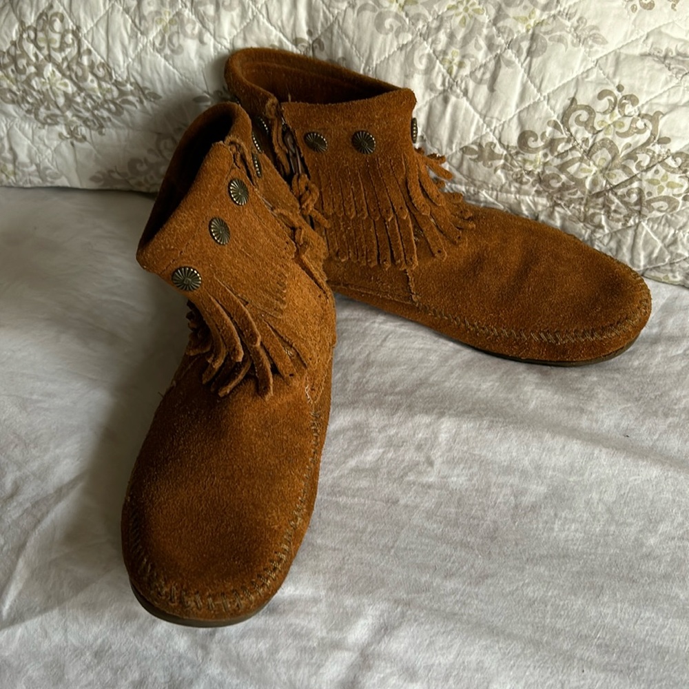 Minnetonka ladies ankle boots suede double fringe size 7-7.5 , rubber soled